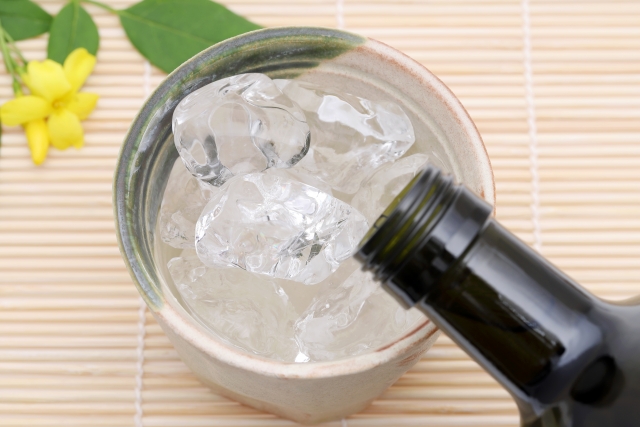 一度は試してみて 焼酎の 前割り の手軽な作り方 Sake Mania